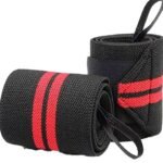 لماذا تحتاج إلى الرست باند؟ ثبات فائق للمفصل: يعمل على تثبيت عظام المعصم بشكل سليم، مما يقلل من خطر حدوث التواءات أو تمزق في الأربطة أثناء رفع الأوزان الثقيلة. قابل للتعديل (Adjustable): مزود بشريط لاصق (سكوتش) قوي جداً يتيح لك التحكم في درجة الضغط التي تناسبك وتريح يدك. خامات مريحة وتنفيسية: مصنوع من نسيج مرن يسمح بمرور الهواء، مما يمنع تراكم العرق أو حدوث حساسية للجلد مع الاستخدام المستمر. متعدد الاستخدامات: مثالي للرياضيين في الجيم (كمال أجسام، كروس فت)، ومفيد أيضاً لأصحاب الأعمال التي تتطلب استخداماً مكثفاً لليد (مثل الكتابة الطويلة أو المهن اليدوية). مقاس موحد (One Size Fits All): بفضل تصميمه المرن، يناسب جميع أحجام اليد للرجال والنساء. متانة عالية: يتحمل الاستخدام الشاق والغسيل المتكرر دون أن يفقد مرونته أو جودته. فوائد الاستخدام: تقليل آلام معصم اليد والتهابات الأوتار. زيادة الثقة أثناء شيل الأوزان (Dumbbells & Barbells). دعم اليد في حالات الإصابات الخفيفة لتسريع عملية الاستشفاء.